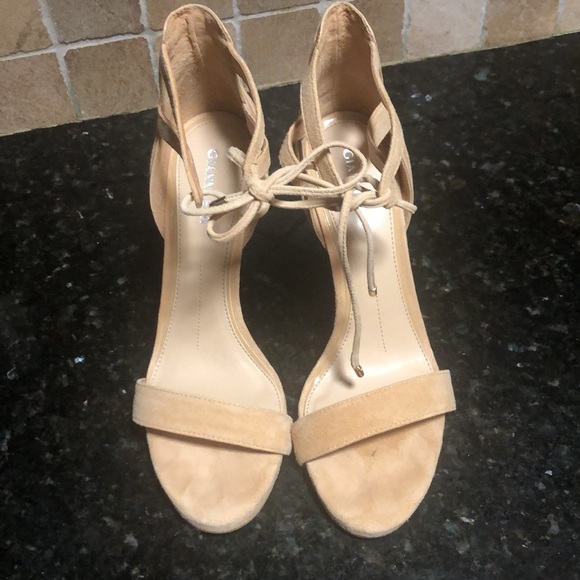 Beige suede heels - Picture 2 of 4